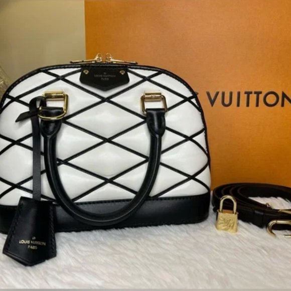 ELANAONPOSH LUXURY GIVEAWAY - Picture 2 of 12